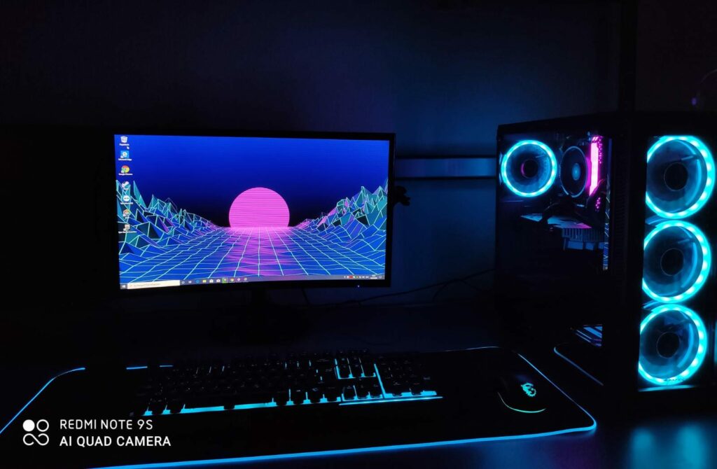 Ein farblich abgestimmtes Setup bestehend aus Monitor, Tastatur, Maus und PC in violett und hell blau.