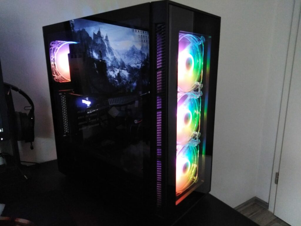 Außenansicht eines von mir gebauten PCs mit vier mehrfarbig beleuchteten Lüftern.